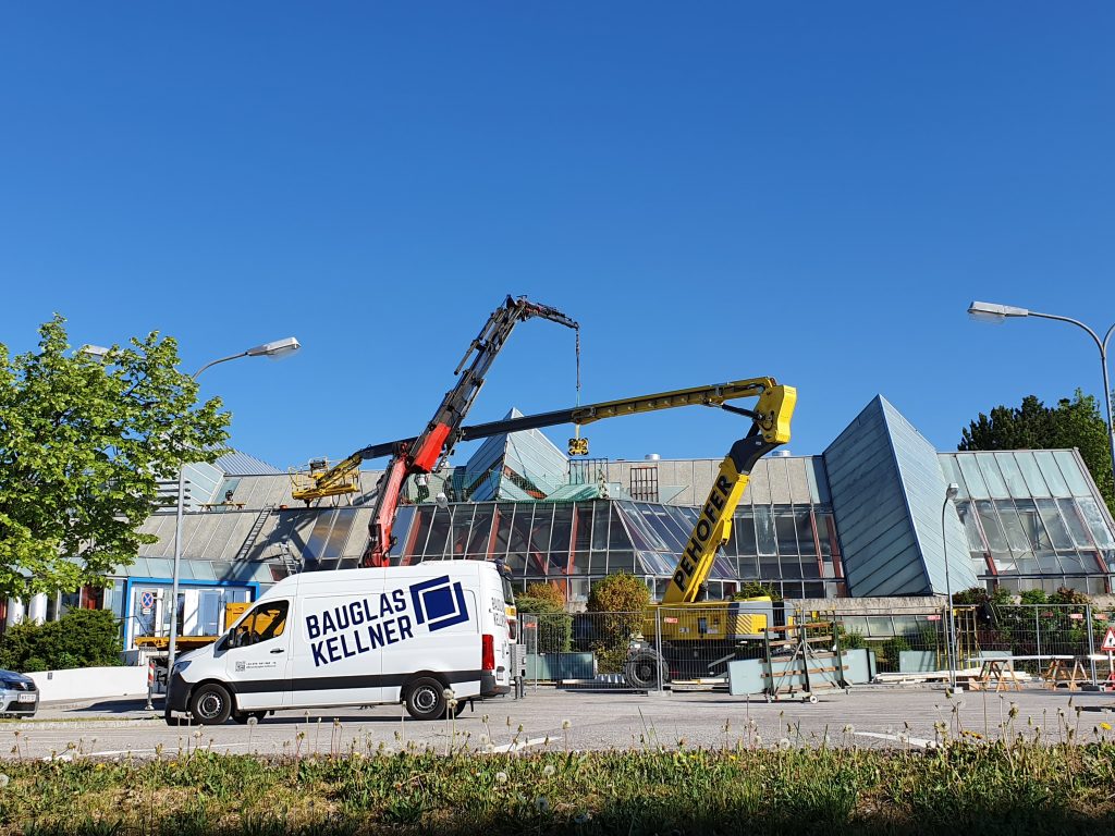 Hallendach Sanierung mit AutokranSanierung einer Mehrzweckhalle in NÖ mit Autokran und Hubgeräten durch die Bauglas Kellner GmbH.