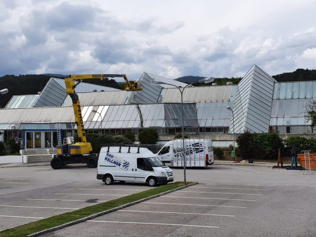 Sanierung einer Mehrzweckhalle in NÖ mit Autokran und Hubgeräten durch die Bauglas Kellner GmbH.