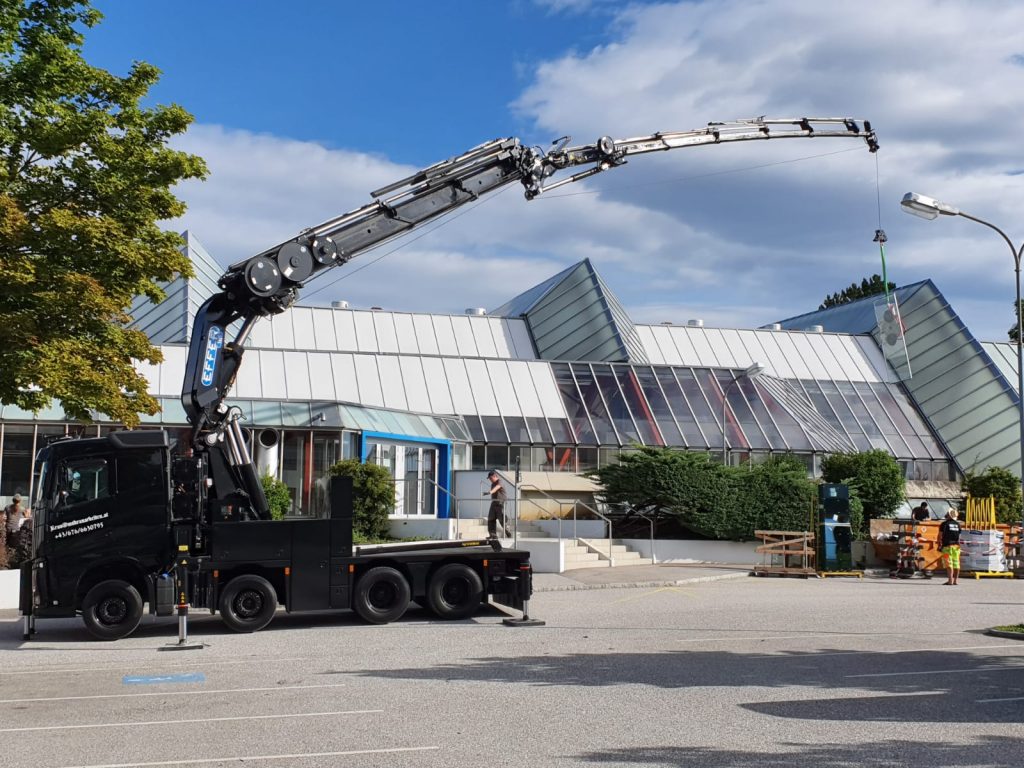 Sanierung einer Mehrzweckhalle in NÖ mit Autokran und Hubgeräten durch die Bauglas Kellner GmbH.